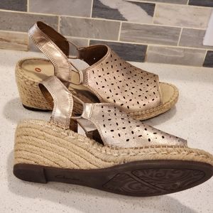 Clark's gold slingback shoes size 7.5